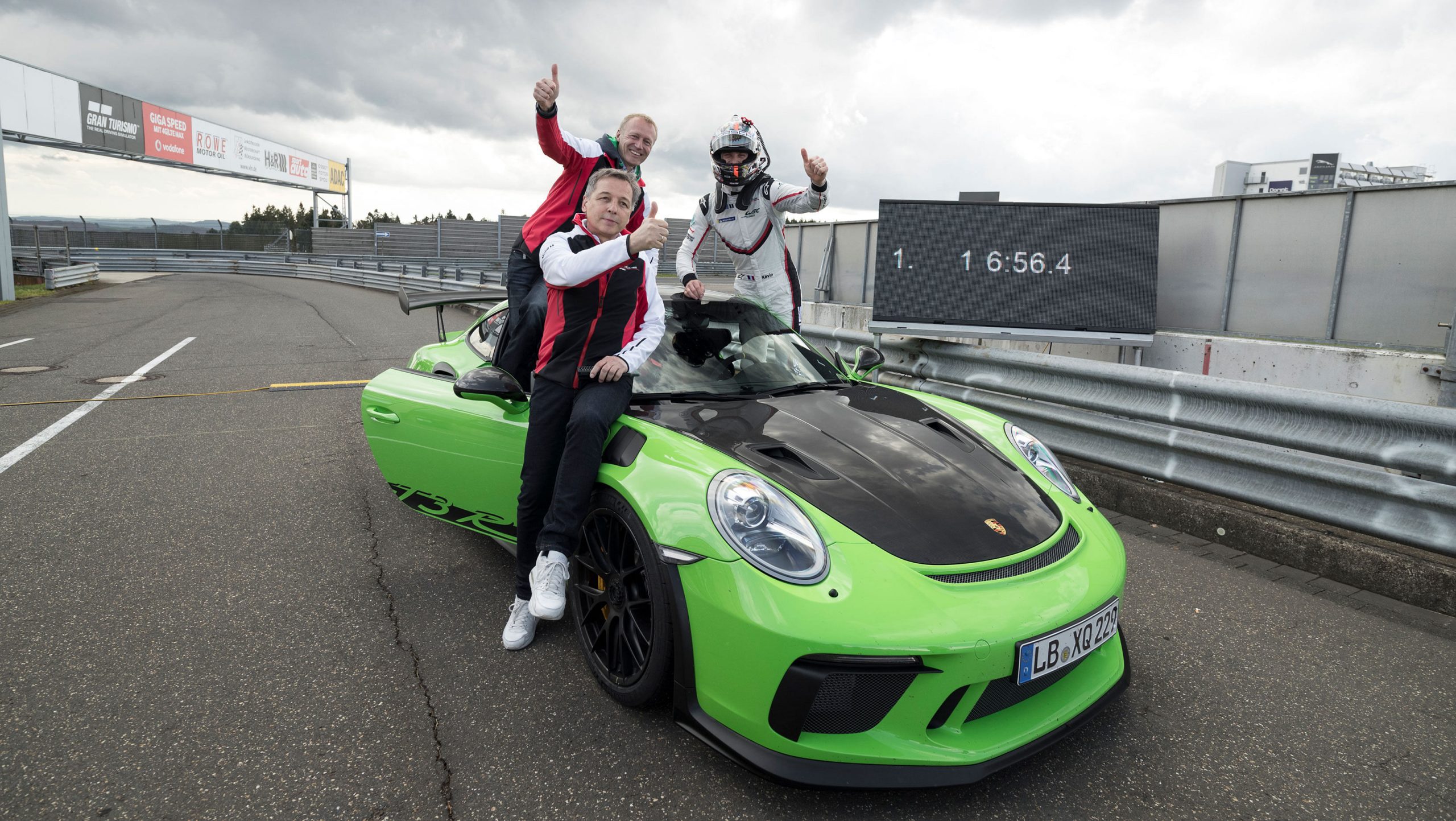 2019 Porsche 911 GT3 RS (991.2) with the driver and pit crew