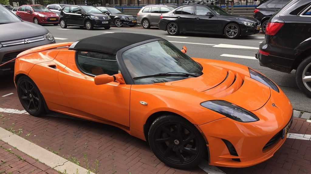 Tesla Roadster gen 1 in orange 
