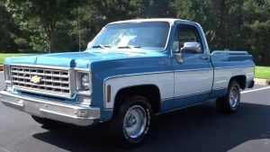Chevy C10 1973 in blue and white